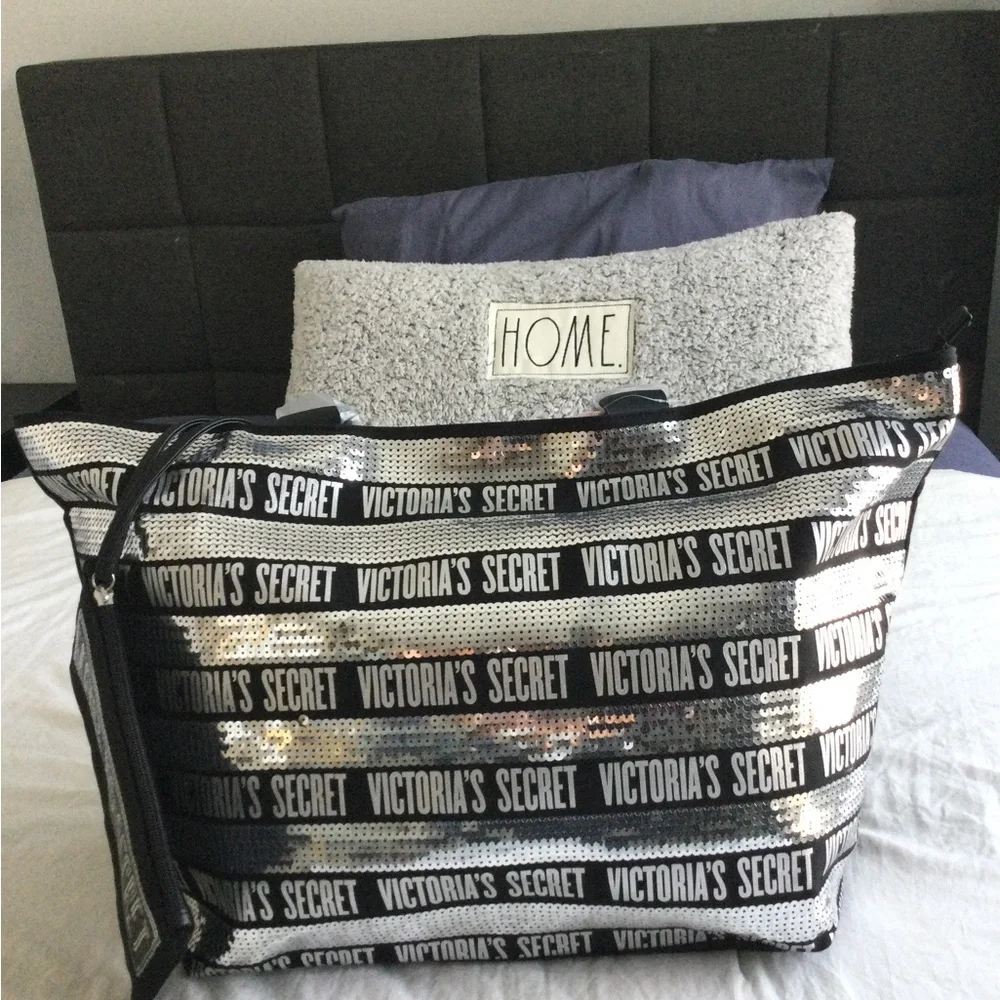 PRICE DROP! NWT Large Victoria's Secret Beach Bag & cosmetic bag - Picture 11 of 12